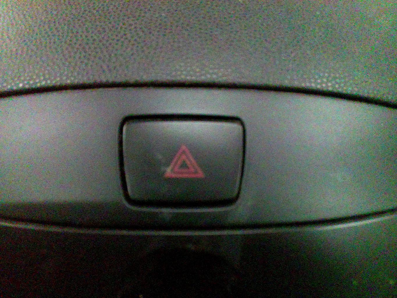 Bouton de warning MAZDA 2 2 PHASE 1 Diesel - 1
