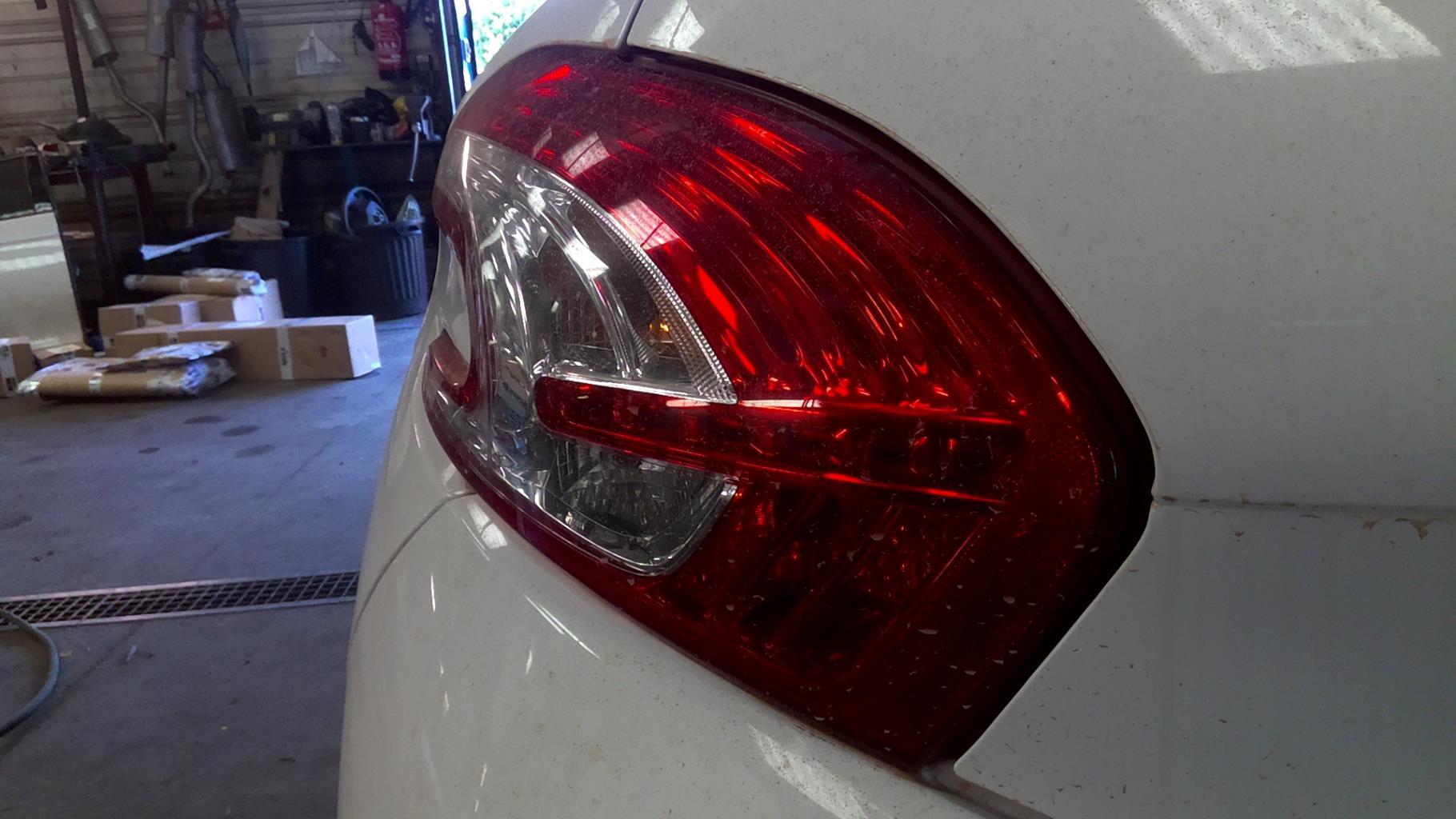 Fanale posteriore principale sinistro (luci) PEUGEOT 208 1 PHASE 1 Gasolina - 1