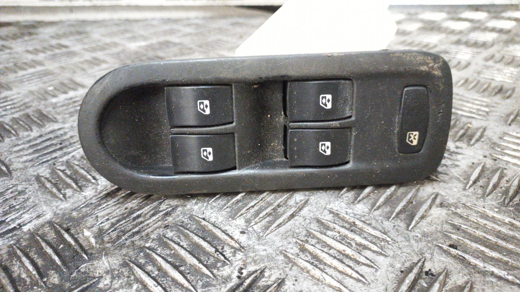 Interruttore lavacristalli anteriore sinistro RENAULT MEGANE 2 PHASE 1 BREAK Diésel - 1