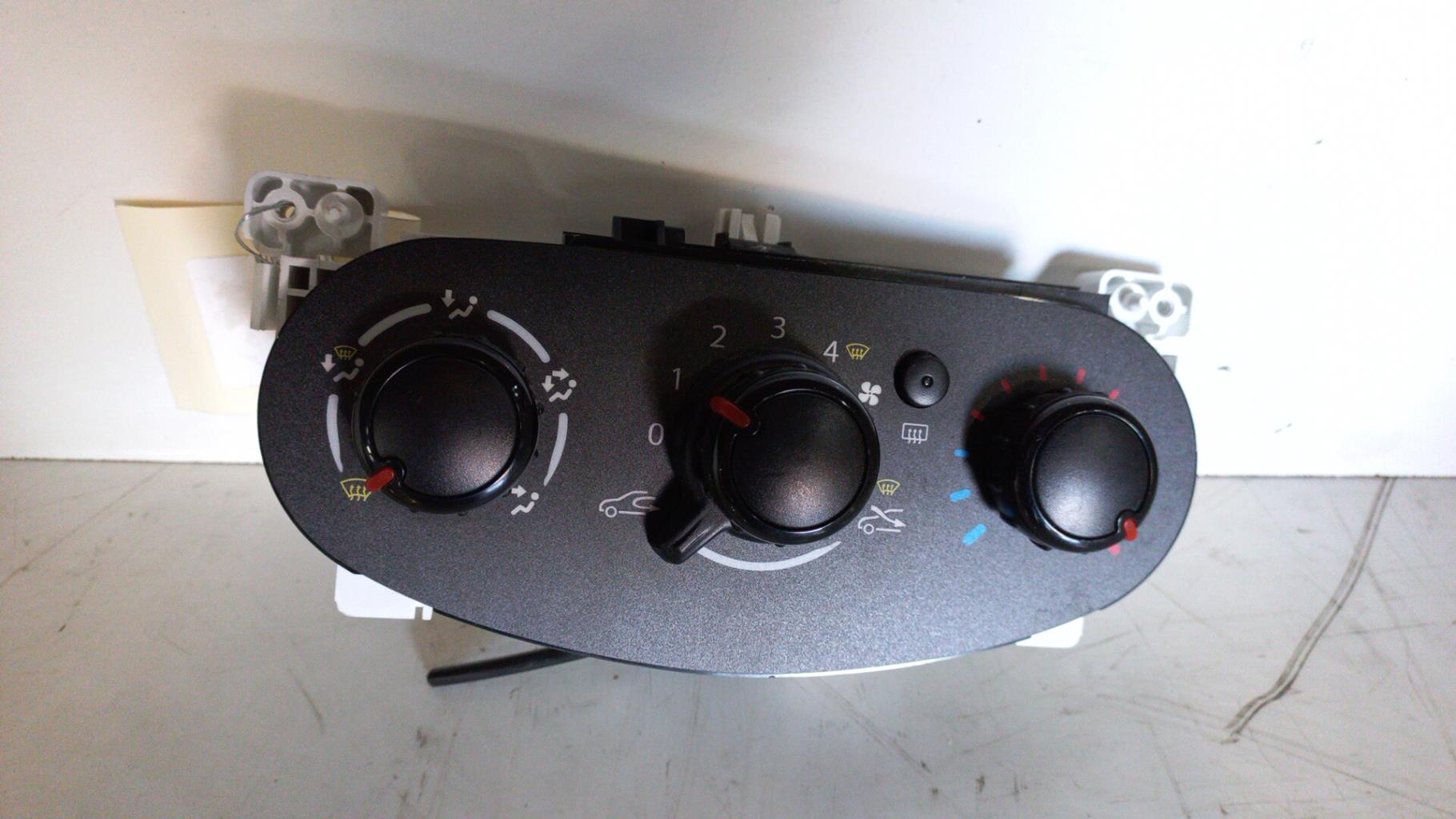 Commande chauffage RENAULT TWINGO 3 PHASE 1 Essence - 1