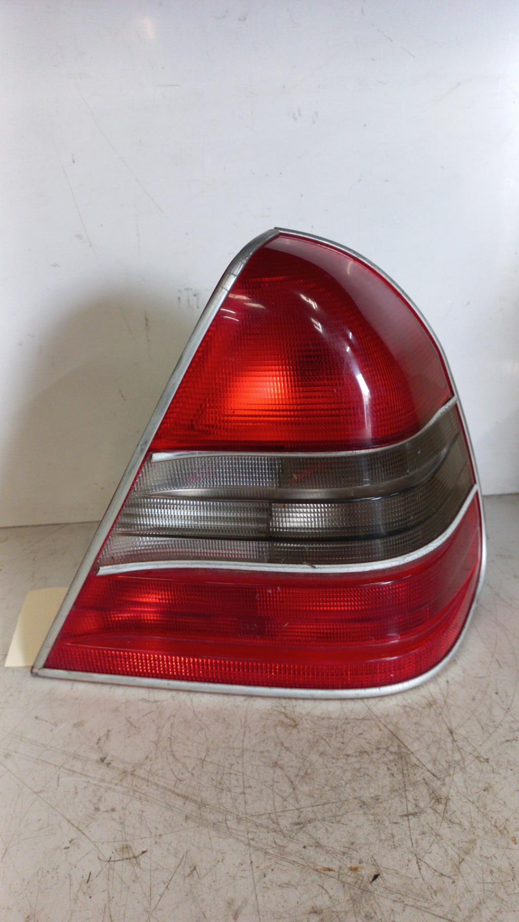 Fanale posteriore principale destro (luci) MERCEDES CLASSE C 202 PHASE 1 Gasolina - 1