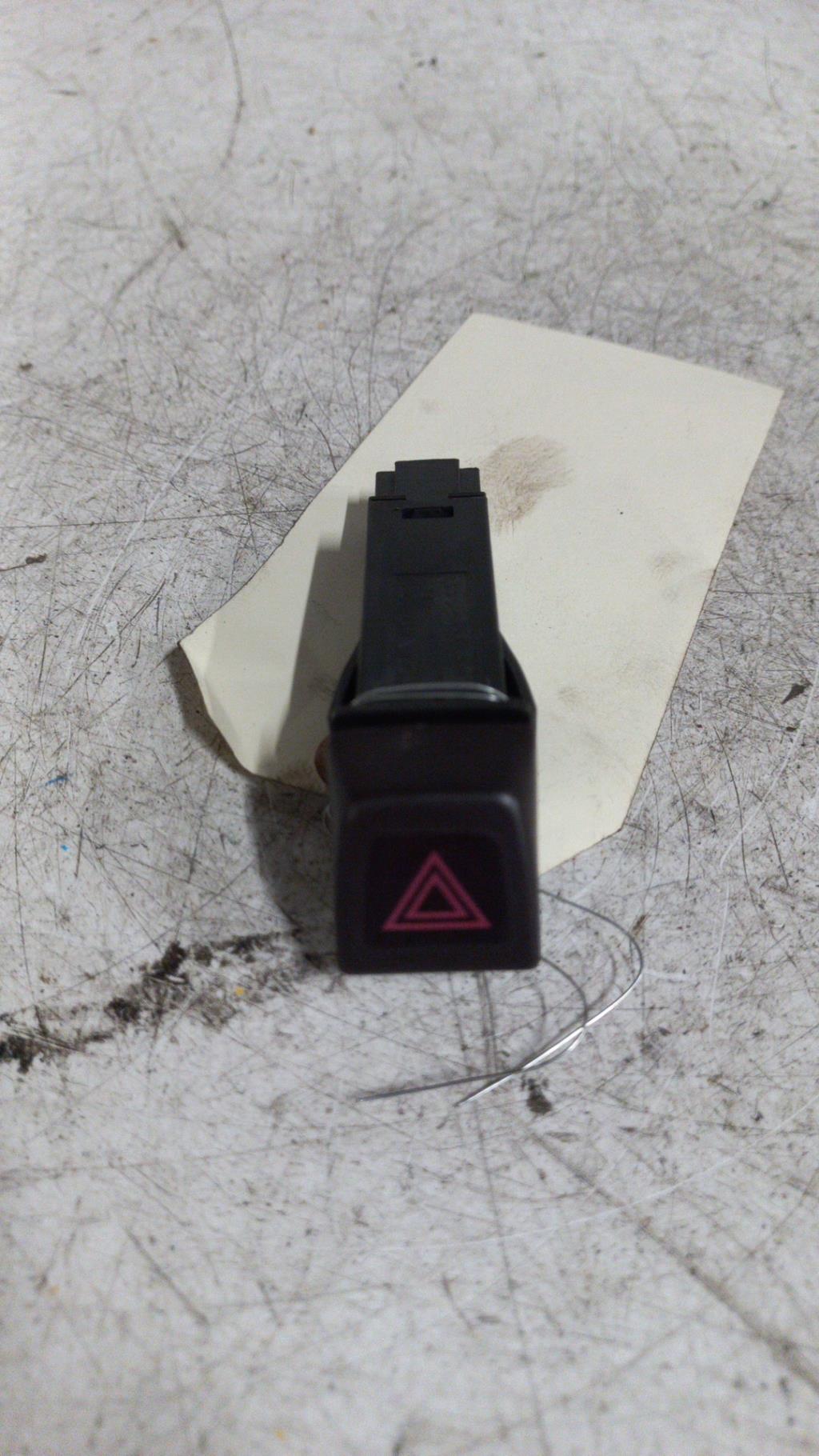 Interruttore luci emergenza VOLVO V 50 PHASE 1 BREAK Diésel - 1