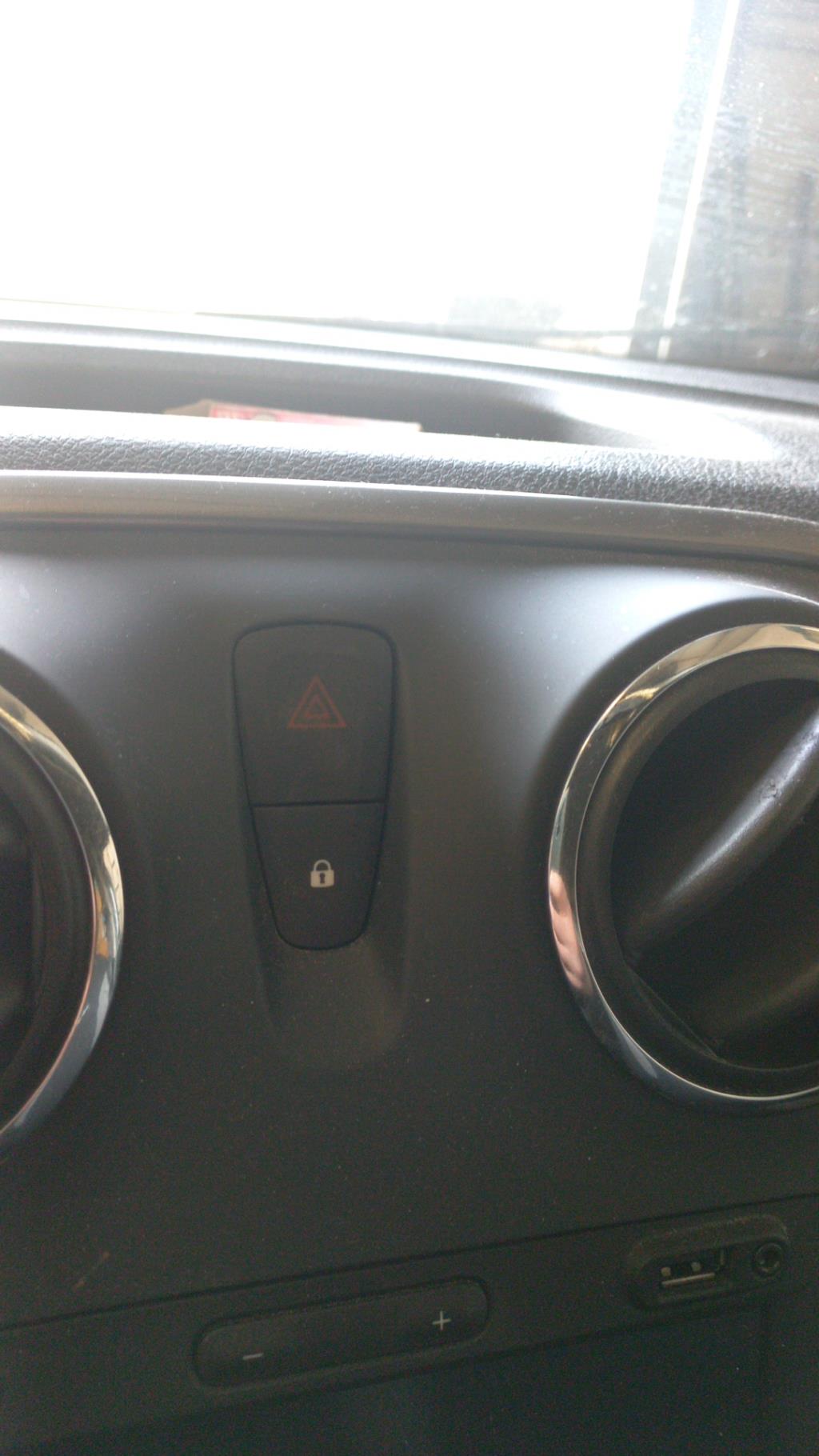Bouton de warning DACIA SANDERO 2 PHASE 1  - 1