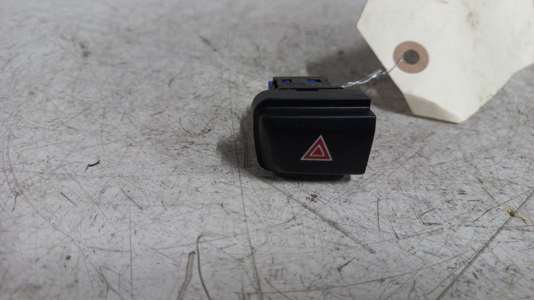 Bouton de warning PEUGEOT 208 1 PHASE 1 Essence - 1