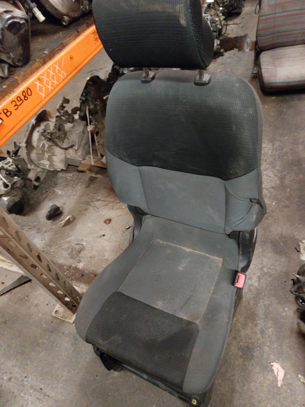 Siege avant droit NISSAN NV200 Diesel - 1