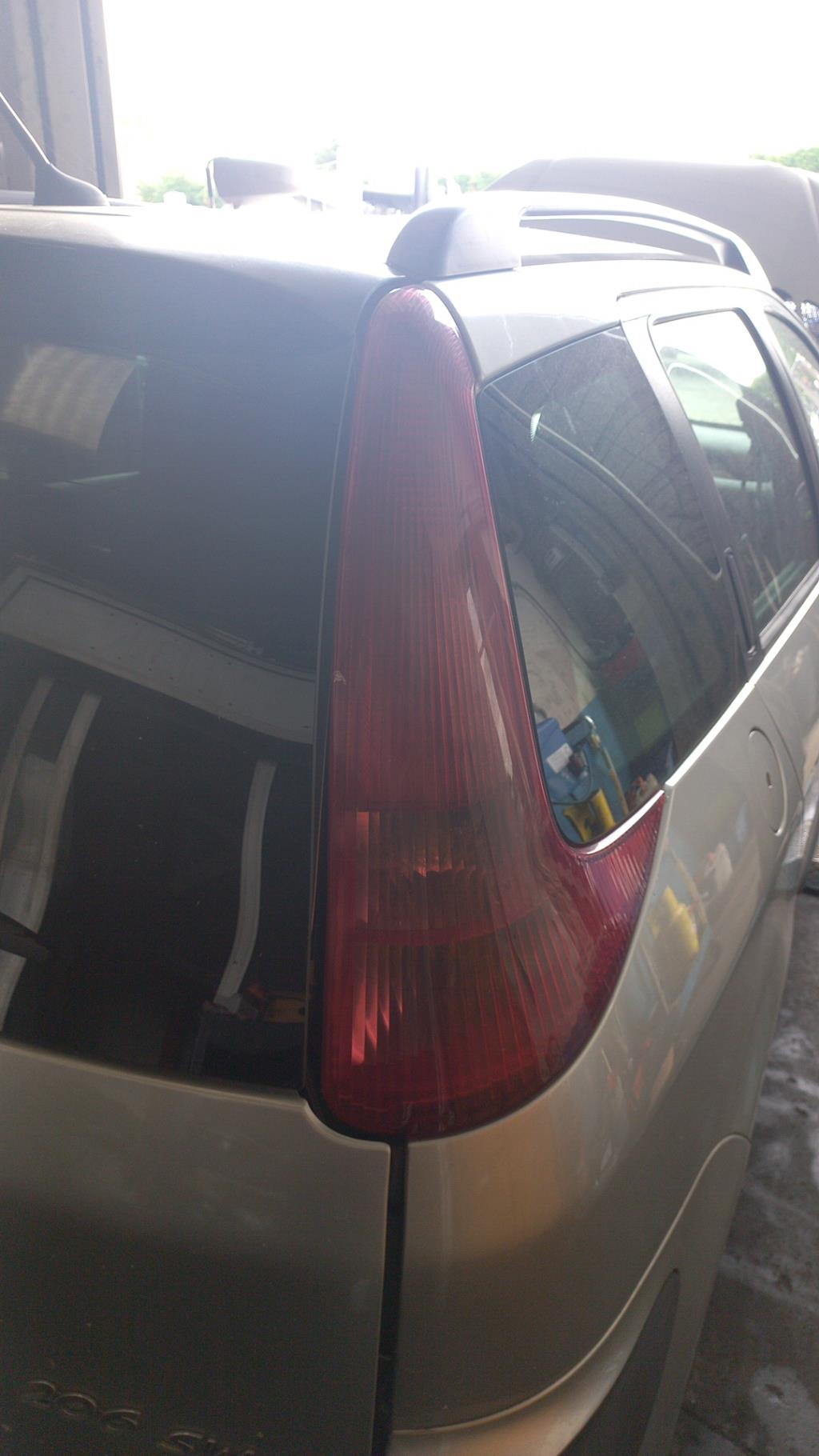 Fanale posteriore principale destro (luci) PEUGEOT 206 PHASE 1 BREAK Diésel - 1