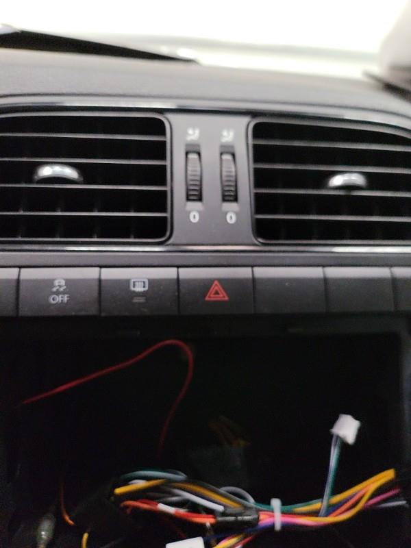 Bouton de warning VOLKSWAGEN POLO 5 PHASE 1 Essence - 1