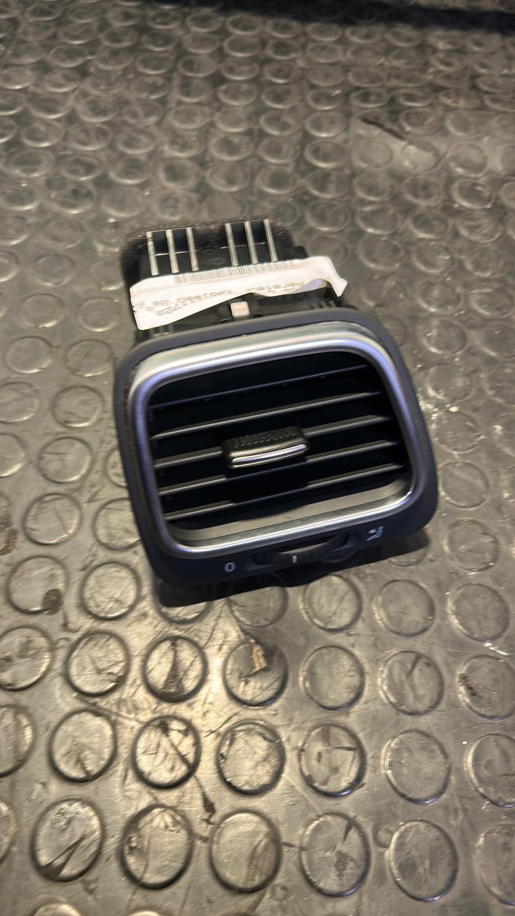 Aerateur tableau de bord VOLKSWAGEN EOS CABRIO PHASE 1 Diesel - 1
