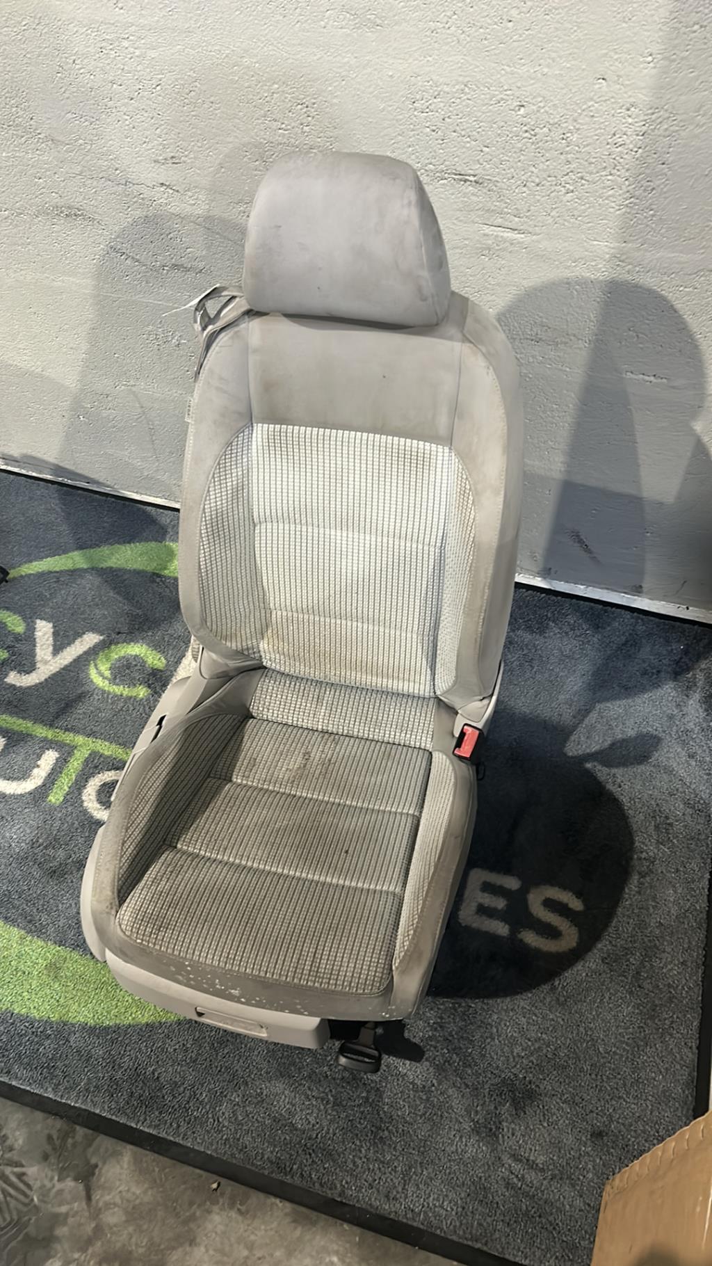 Siege avant droit VOLKSWAGEN EOS CABRIO PHASE 1 Diesel - 1