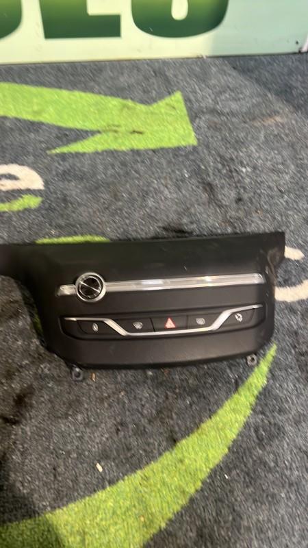 Bouton de warning PEUGEOT 308 2 PHASE 1 Essence - 1