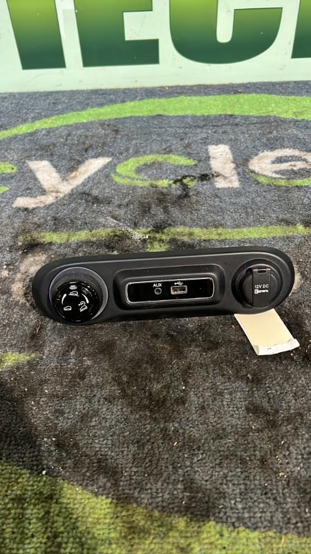 Prise port USB FIAT 500L TREKKING PHASE 1 Diesel - 1