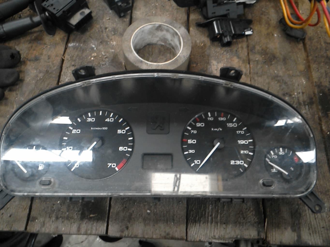 Compteur PEUGEOT 406 PHASE 2 BREAK Essence - 1