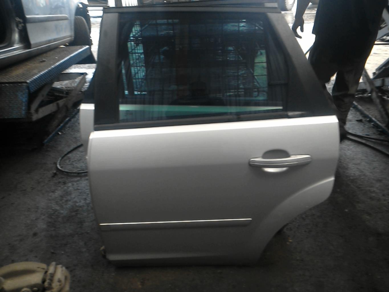 Porte arriere gauche FORD FOCUS 2 PHASE 1 BREAK Diesel - 1