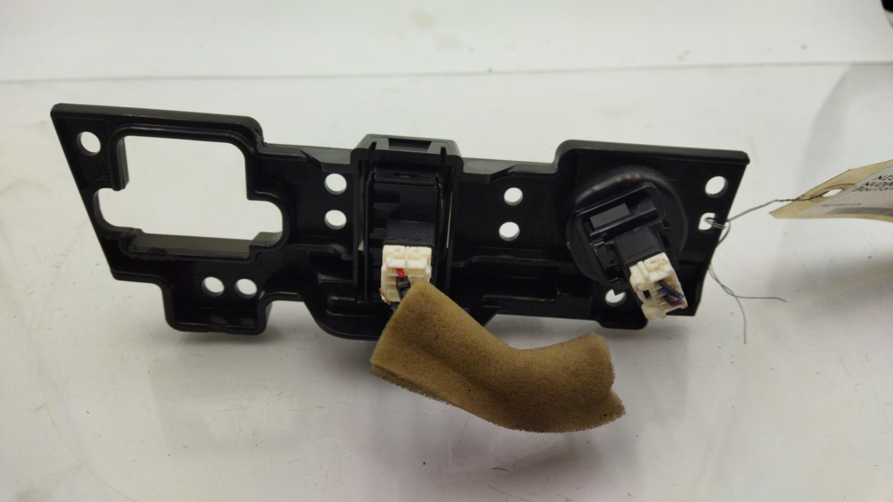 Bouton de warning NISSAN NV200 Diesel - 1