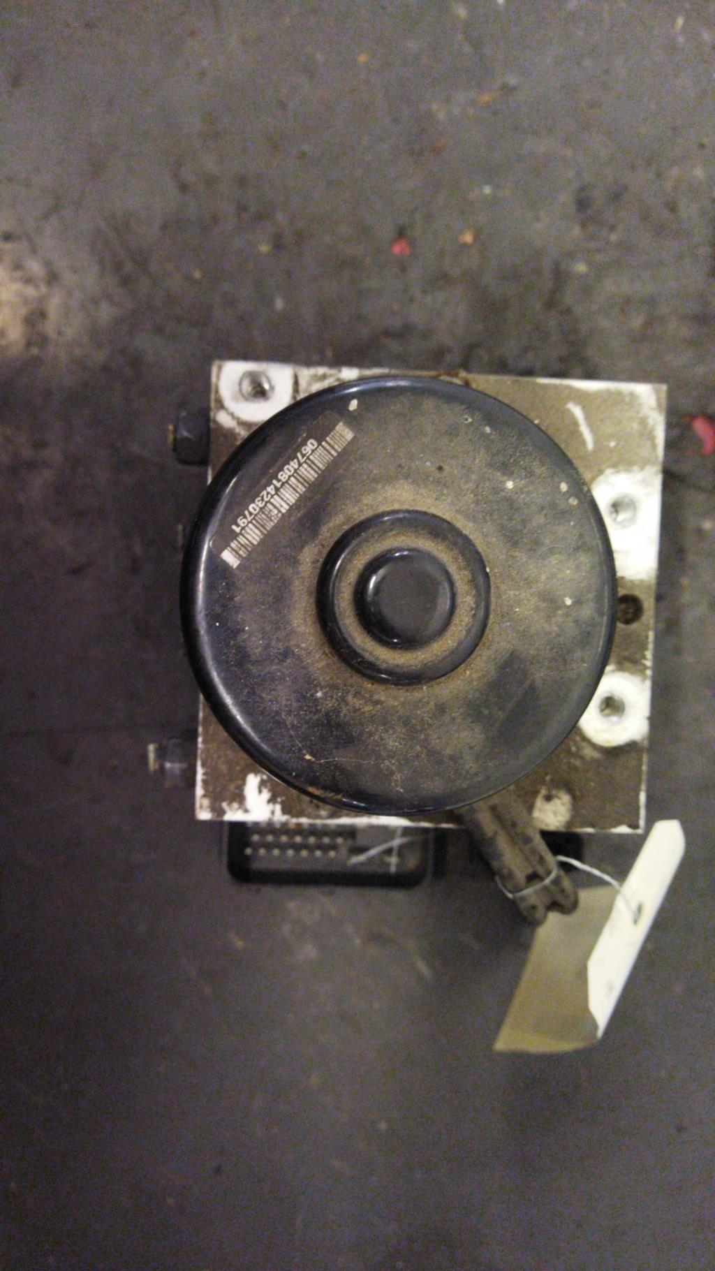 Bloc ABS (freins anti-blocage) VOLKSWAGEN GOLF 4 Essence - 1