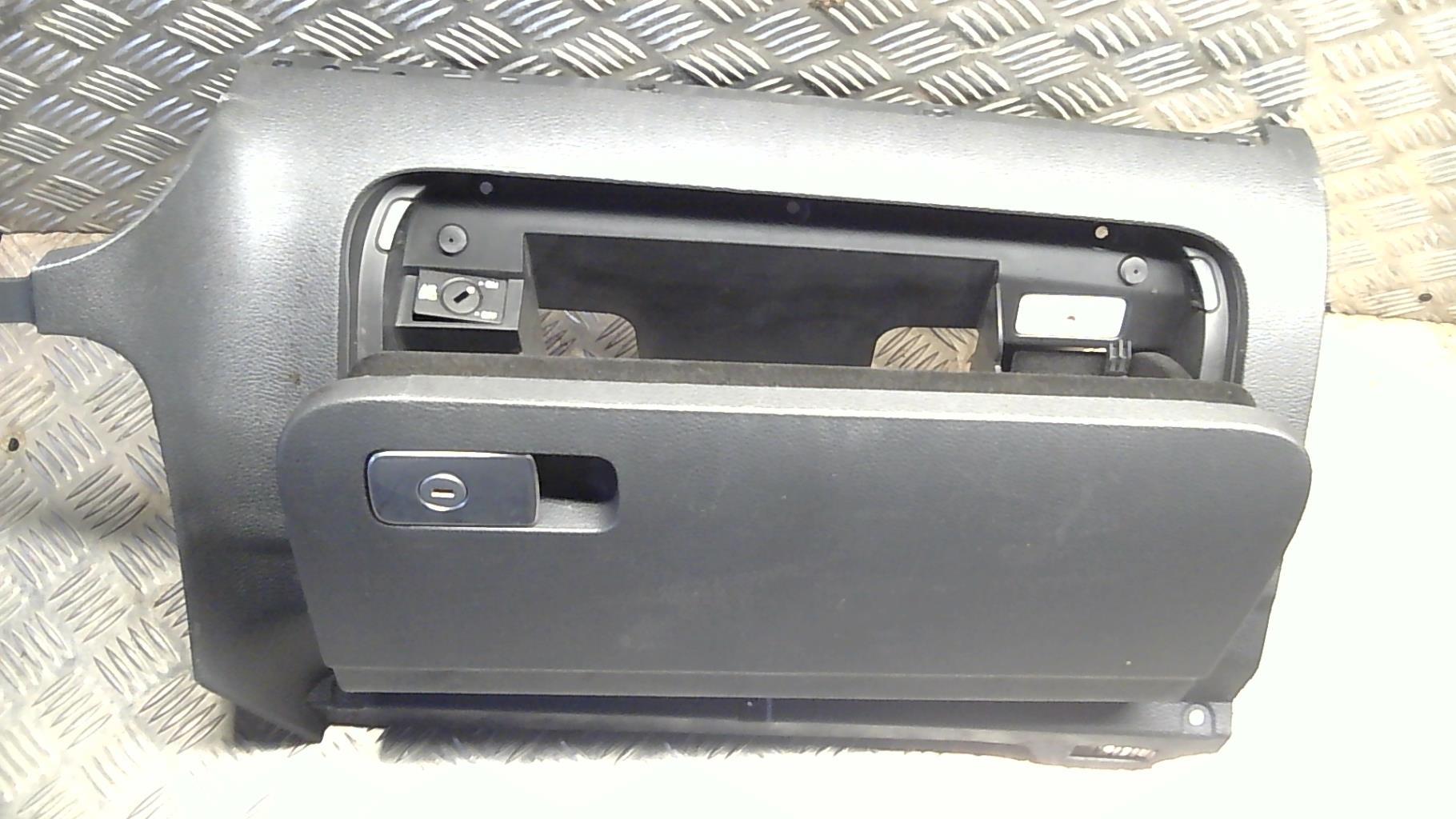 Boite a gants VOLKSWAGEN GOLF 5 Diesel - 1
