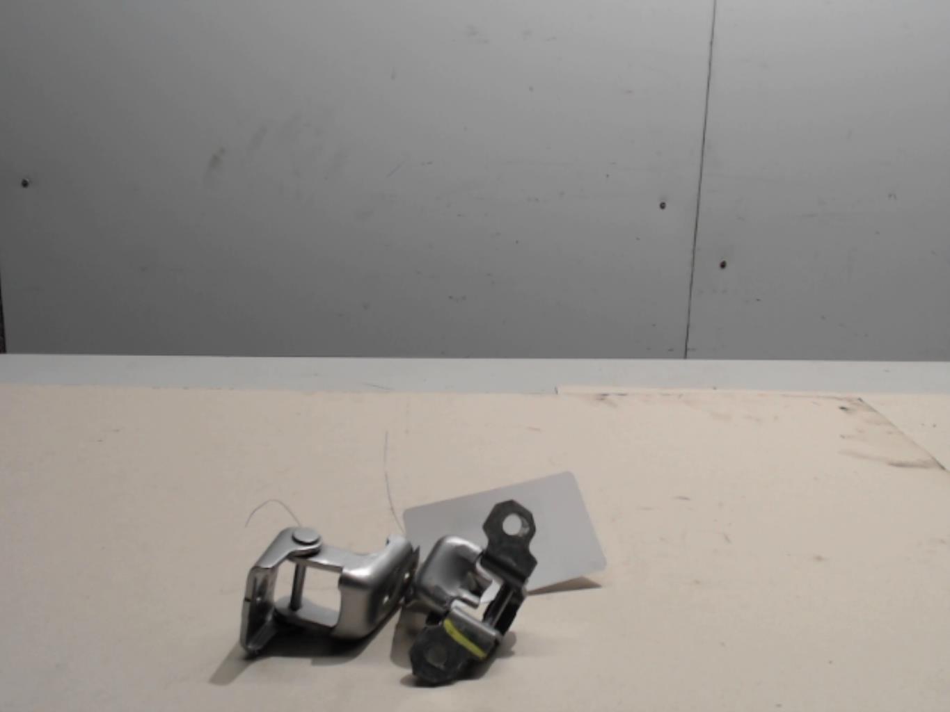 Charniere de porte arriere droit RENAULT CLIO 4 Essence - 1