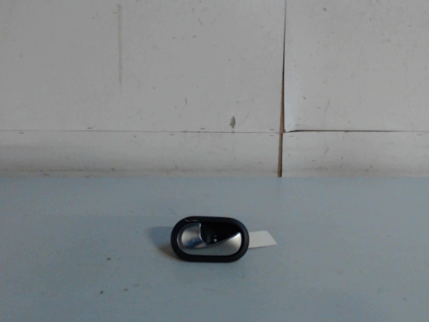 Poignee interieur arriere gauche RENAULT CLIO 3 PHASE 2  - 1