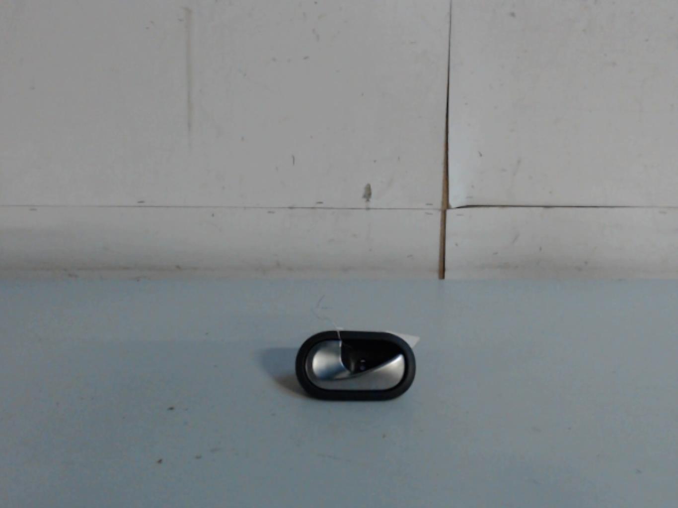 Poignee interieur avant gauche RENAULT CLIO 3 PHASE 2  - 1
