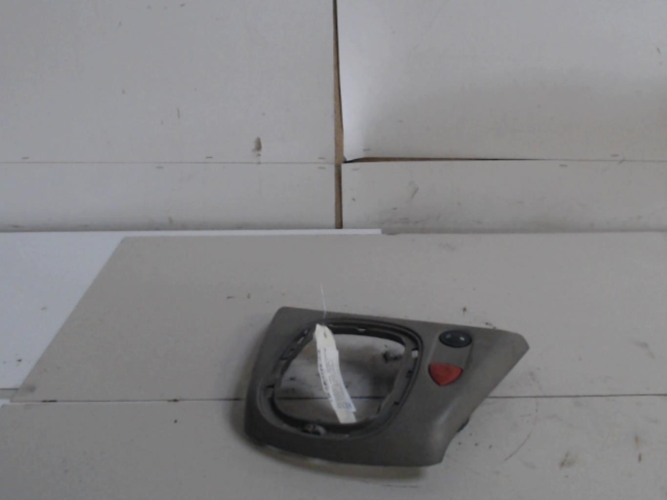 Bouton de warning RENAULT SCENIC 2 PHASE 1 Diesel - 1