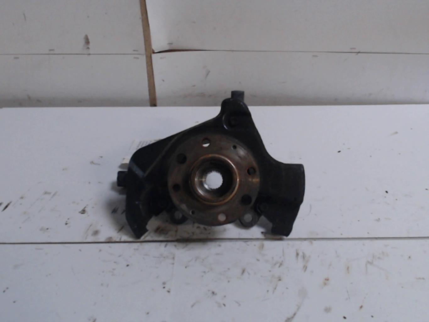 Fusee avant gauche OPEL CORSA D 03/2014  - 1