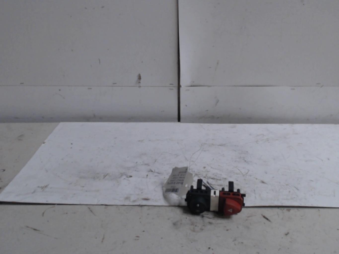 Bouton de warning RENAULT SCENIC 2 PHASE 1 Diesel - 1