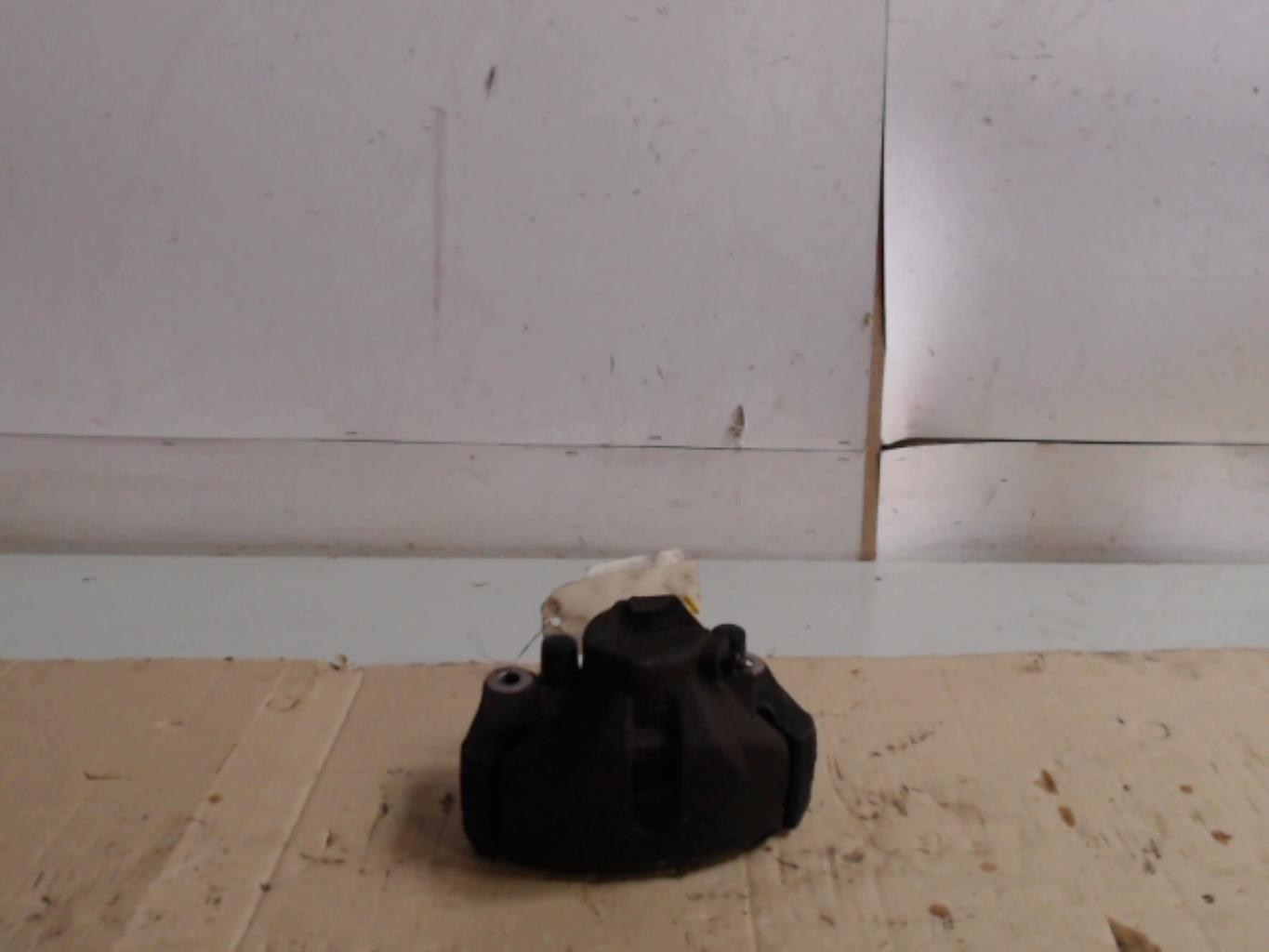 Etrier avant droit (freinage) AUDI A4 2 AVANT PHASE 1 BREAK Diesel - 1