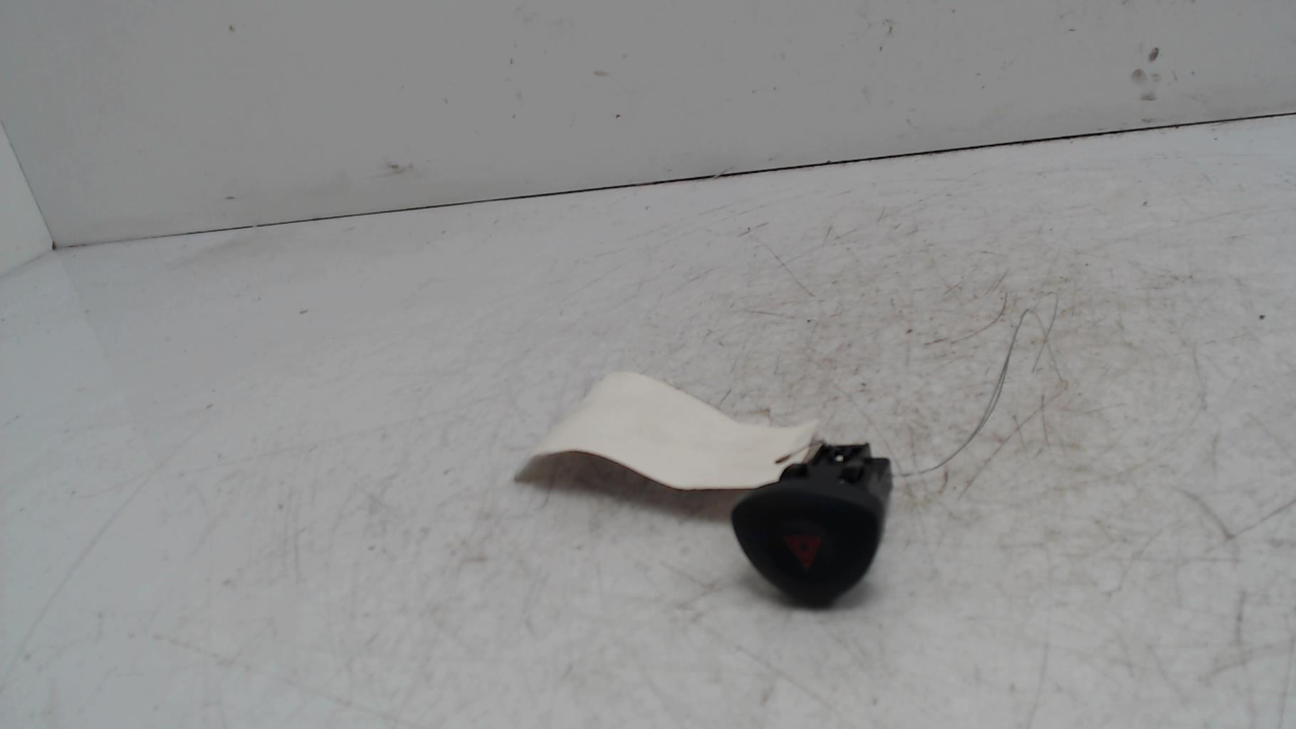 Bouton de warning RENAULT CLIO 2 PHASE 2 Essence - 1