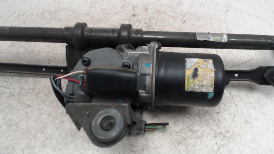 Moteur essuie glace avant -...