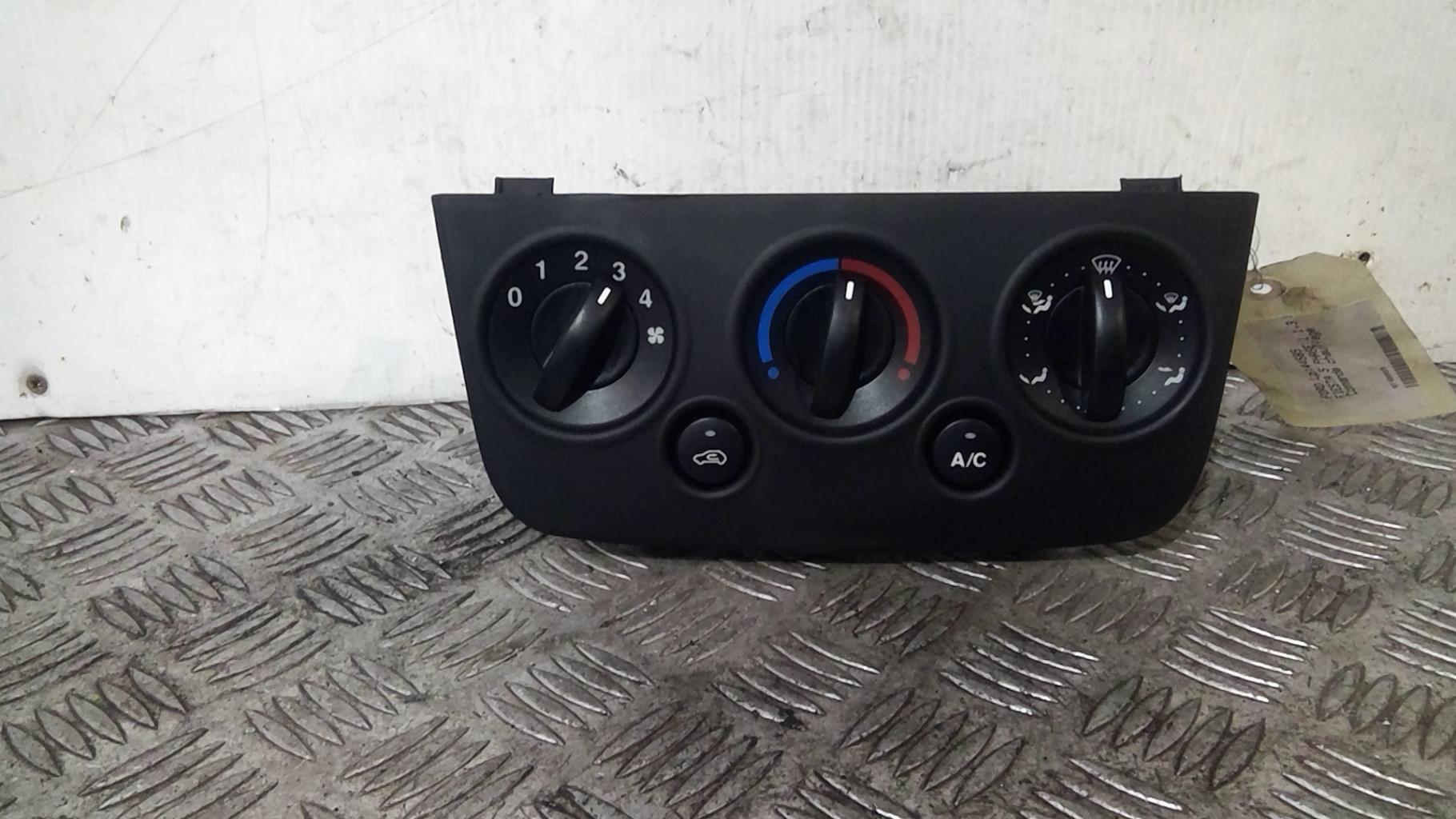 Commande chauffage FORD FIESTA 5 PHASE 1 Essence - 1