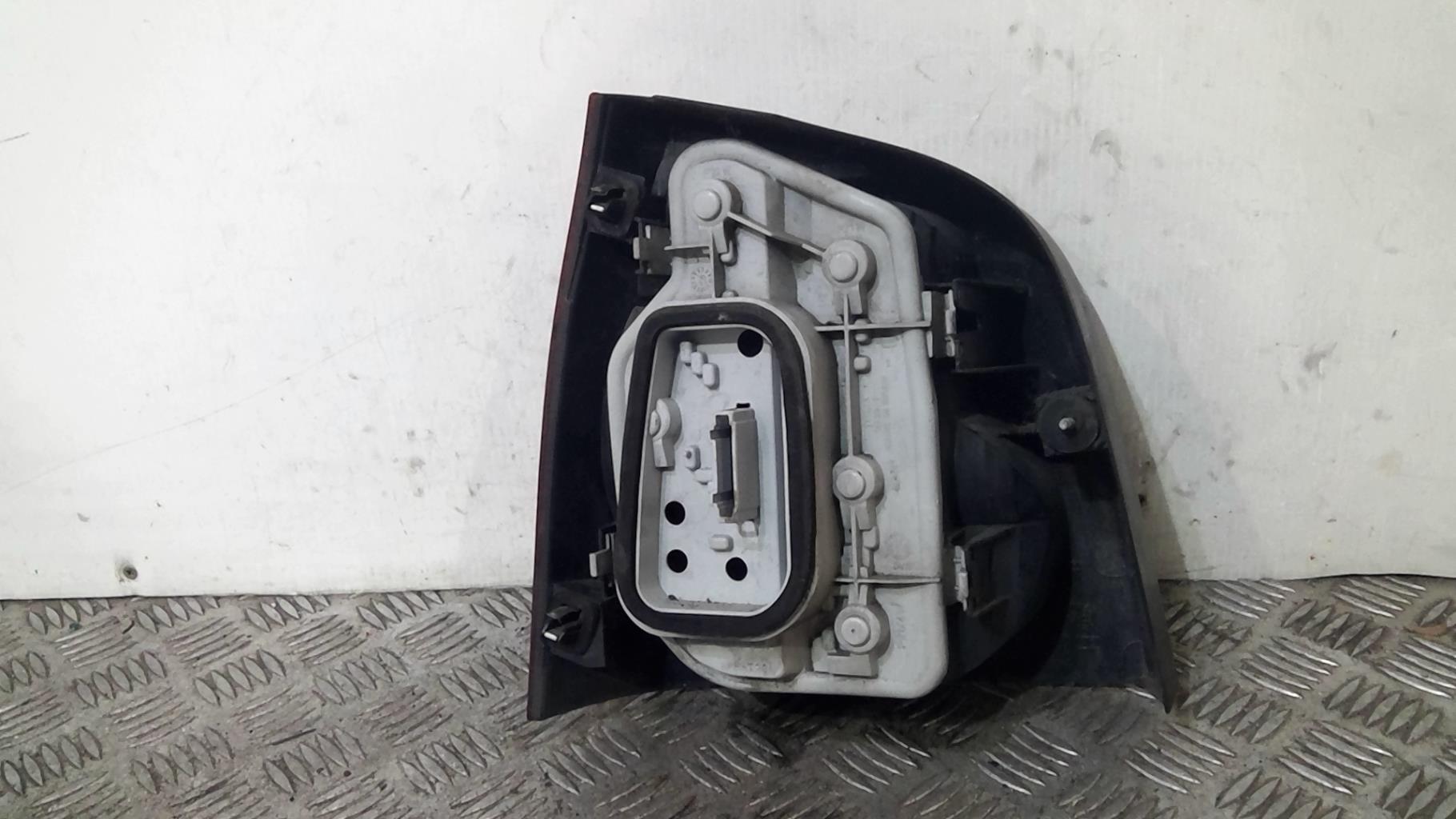 Fanale posteriore principale destro (luci) VOLKSWAGEN POLO 4 PHASE 1 Diésel - 1