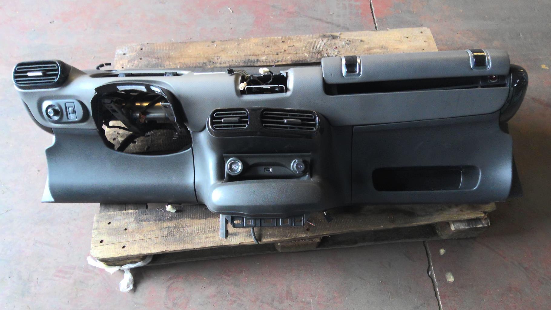 Planche de bord complete CITROEN C4 CACTUS Diesel - 1