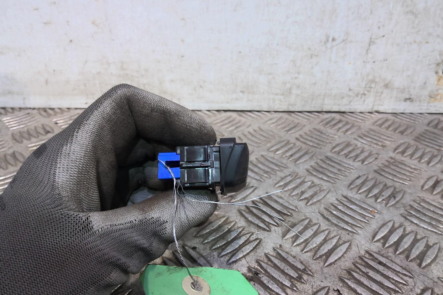 Bouton de warning PEUGEOT 208 1 PHASE 1 Diesel - 1