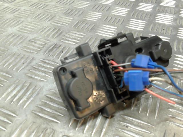 Base portalampade fanale posteriore destro AUDI A6 2 PHASE 1  - 1