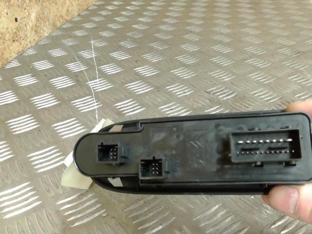 Interruttore lavacristalli anteriore sinistro PEUGEOT 508 1 SW PHASE 1 BREAK Diésel - 1