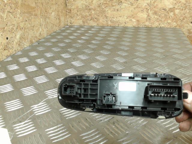 Interruttore lavacristalli anteriore sinistro PEUGEOT 308 2 PHASE 1 Diésel - 1