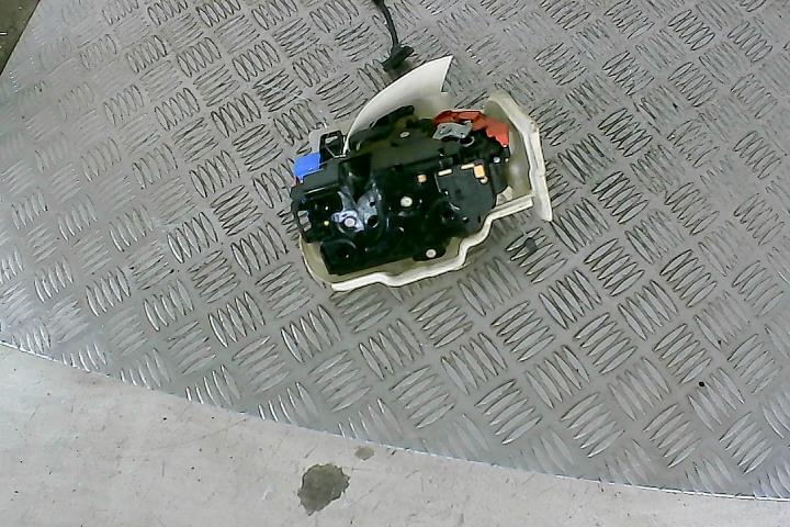 Serrure avant droit VOLKSWAGEN GOLF 5 Diesel - 1
