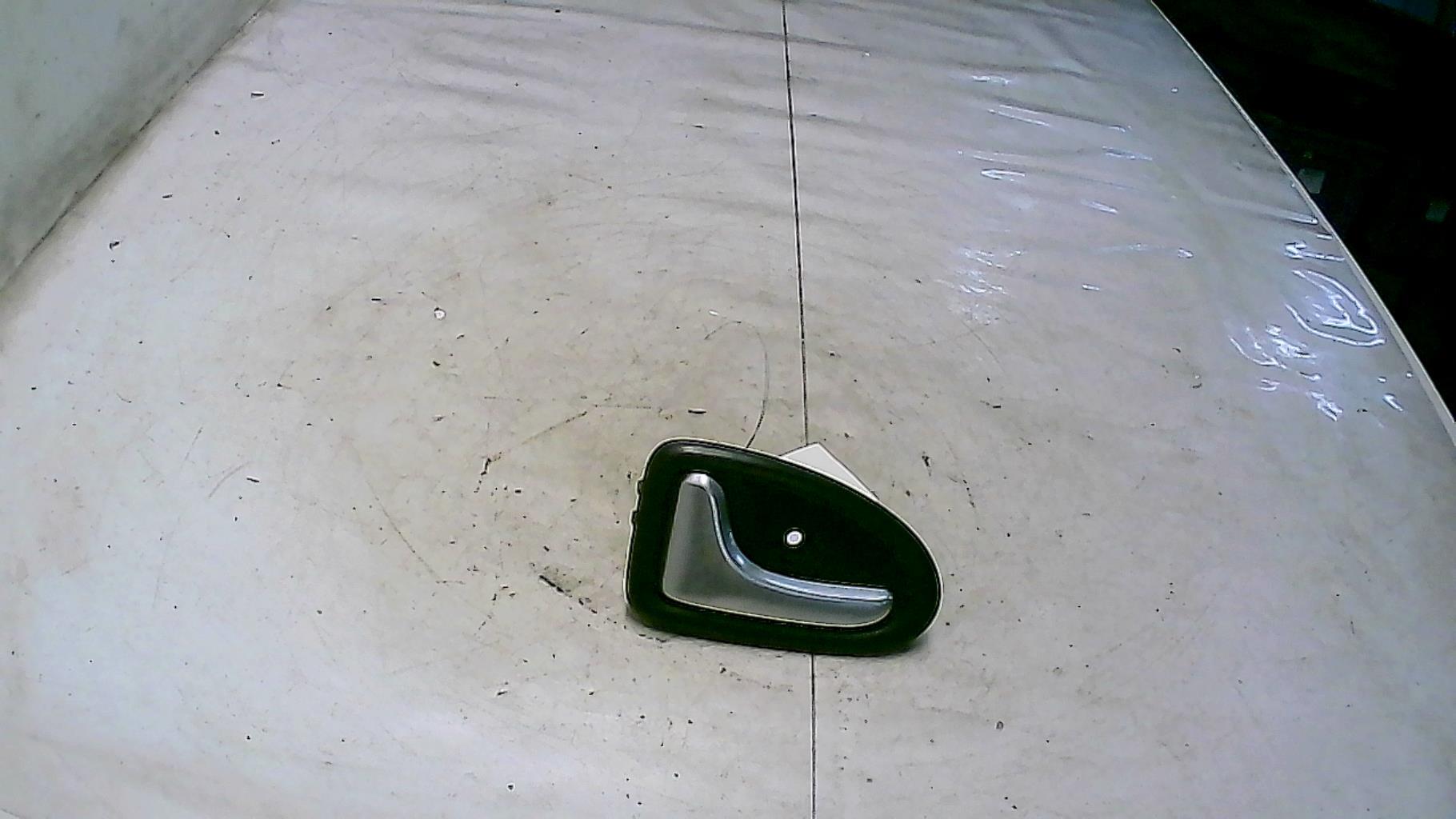 Poignee interieur avant gauche RENAULT CLIO 2 PHASE 2 Essence - 1