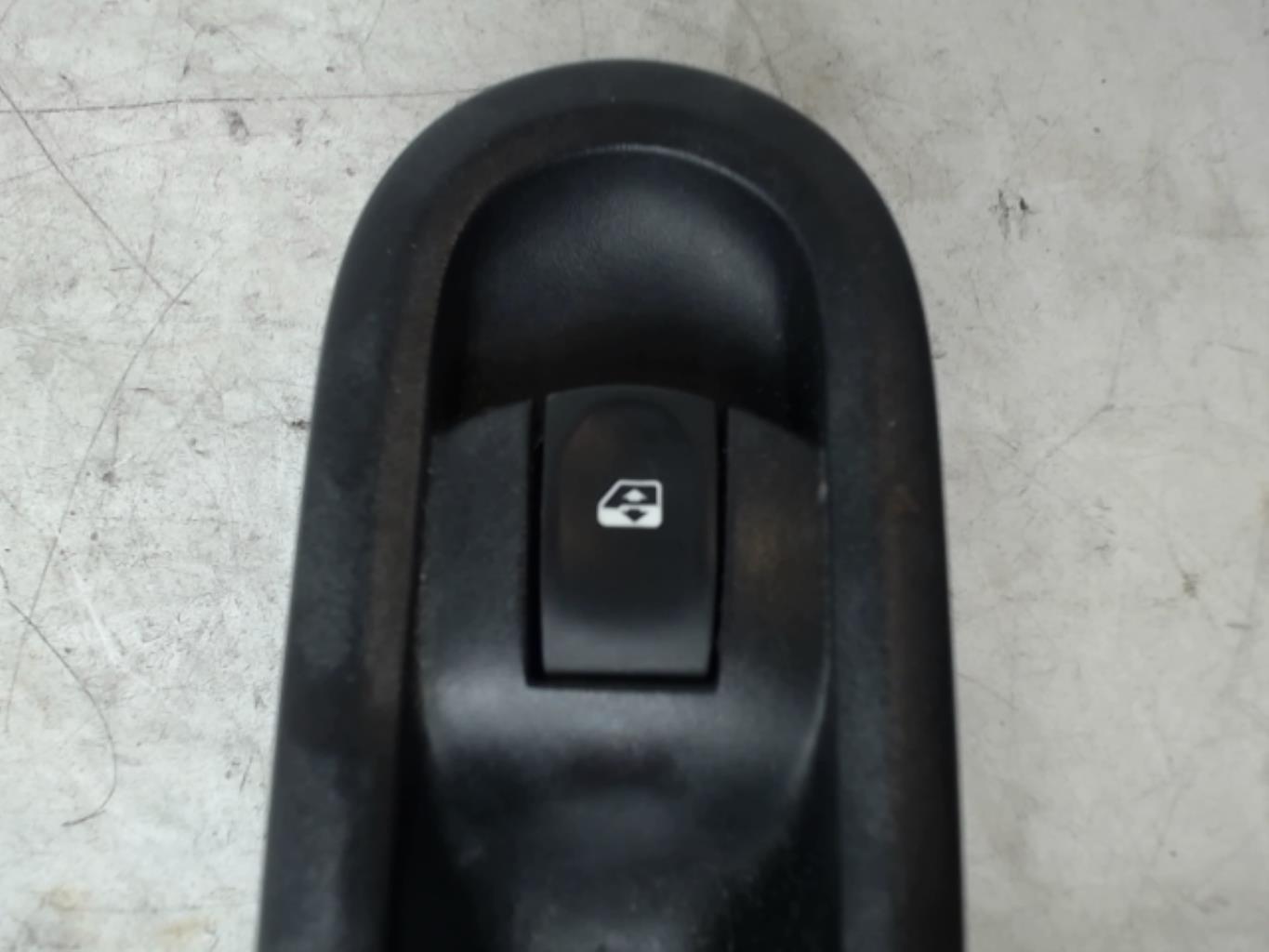 Image Interrupteur de leve vitre avant droit - RENAULT CLIO 3