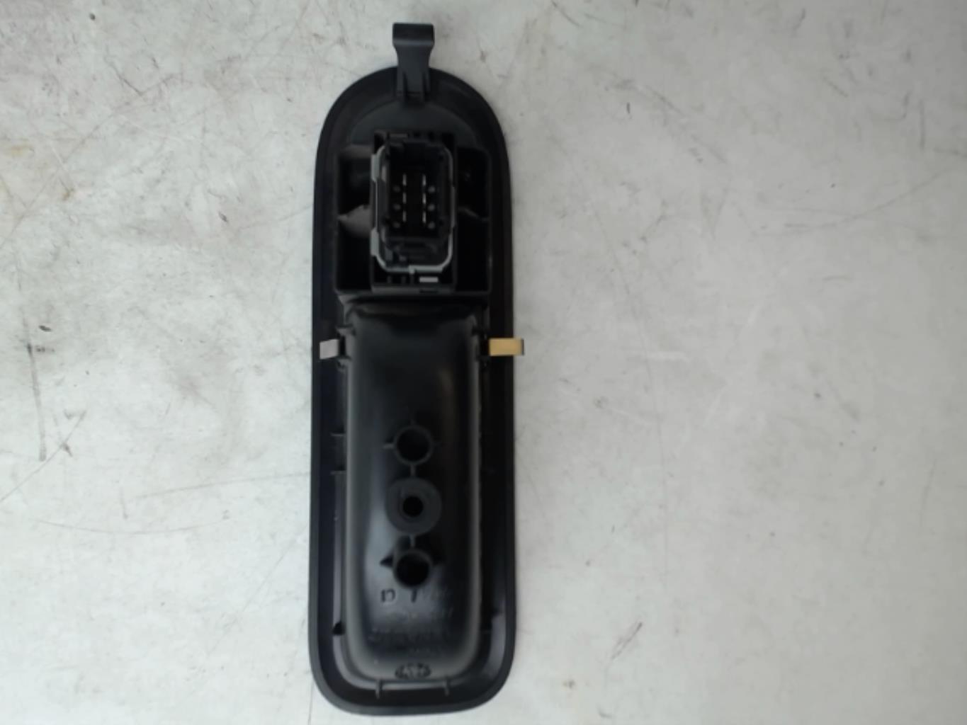 Image Interrupteur de leve vitre avant droit - RENAULT CLIO 3