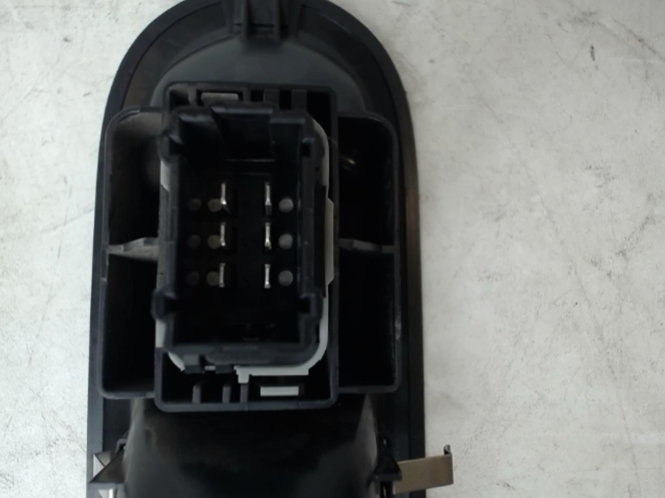 Image Interrupteur de leve vitre avant droit - RENAULT CLIO 3