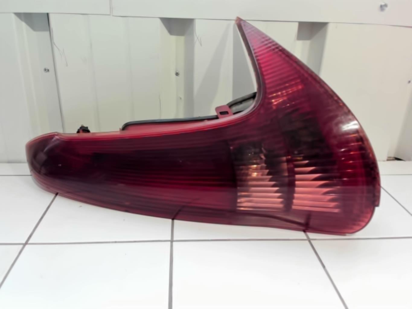Fanale posteriore principale destro (luci) PEUGEOT 206 PHASE 1 BREAK Diésel - 1