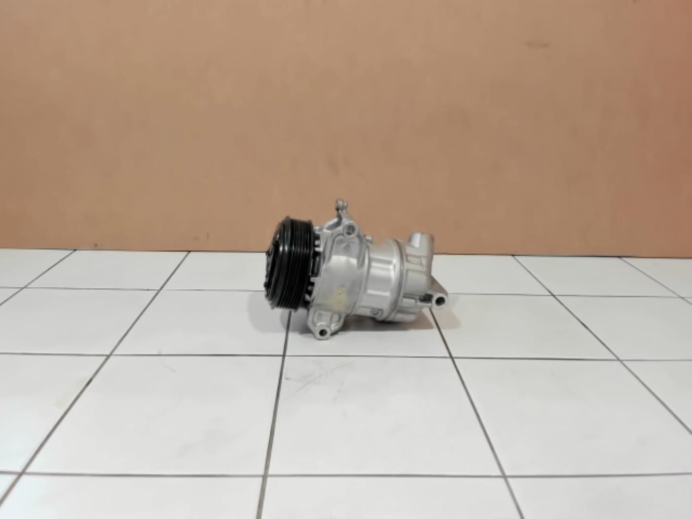 Compresseur clim RENAULT TWINGO 3 PHASE 2 Essence - 1