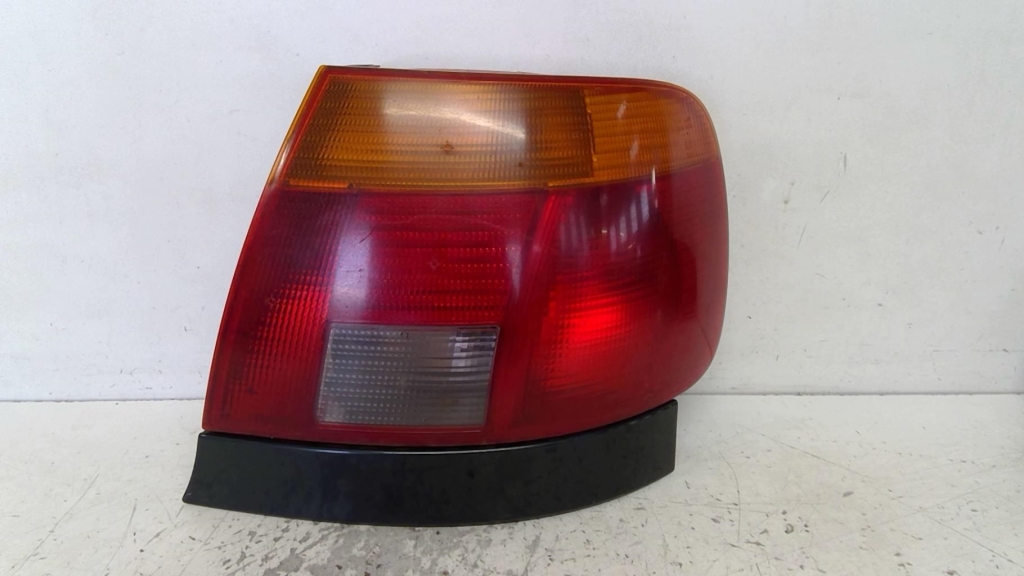 Fanale posteriore principale destro (luci) AUDI A4 1 PHASE 1 Diésel - 1