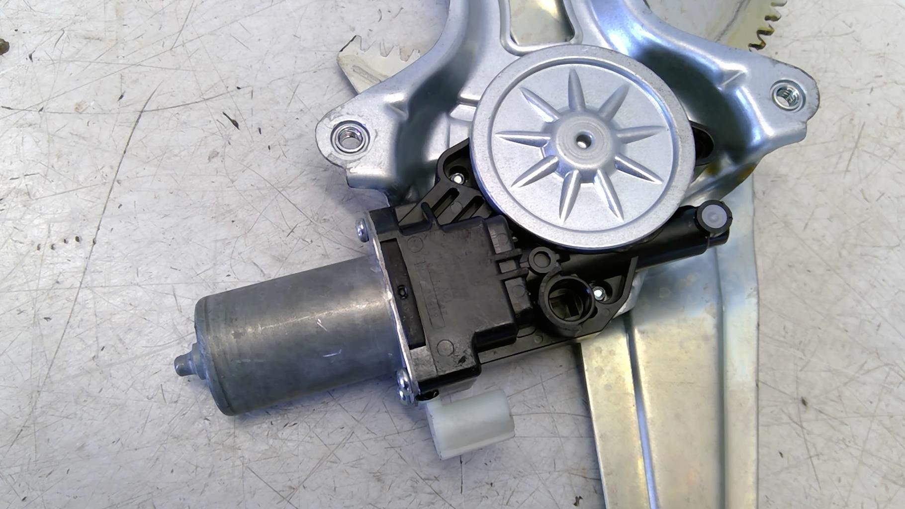 Alzacristalli elettrico posteriore sinistro SUZUKI SWIFT 5 Gasolina/Híbrido - 1