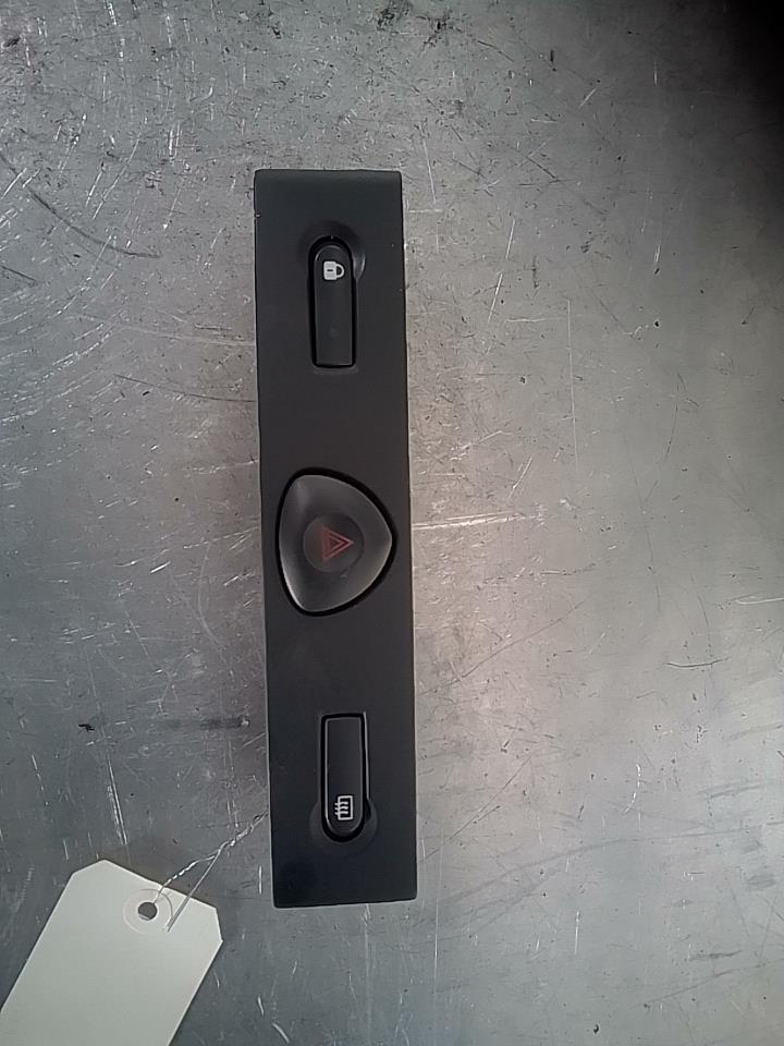 Bouton de warning RENAULT CLIO 2 PHASE 2 Diesel - 1