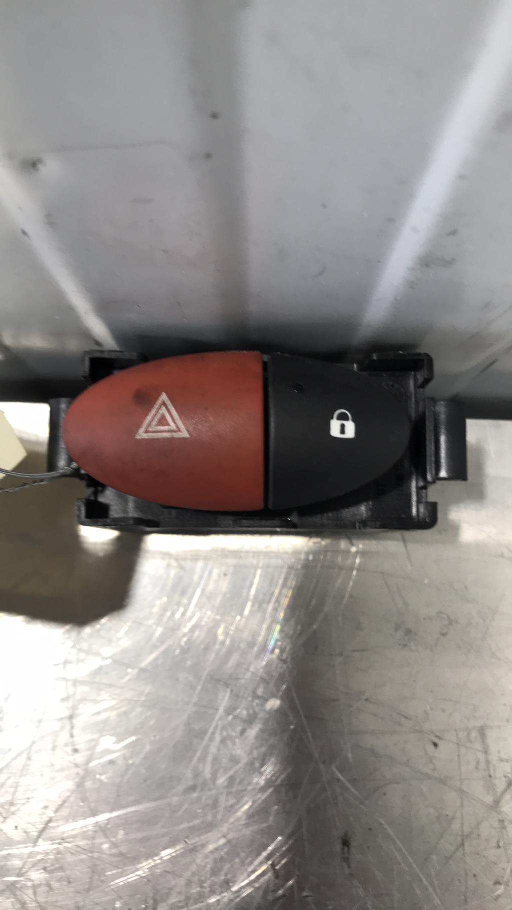 Bouton de warning RENAULT TWINGO 2 PHASE 2 Diesel - 1