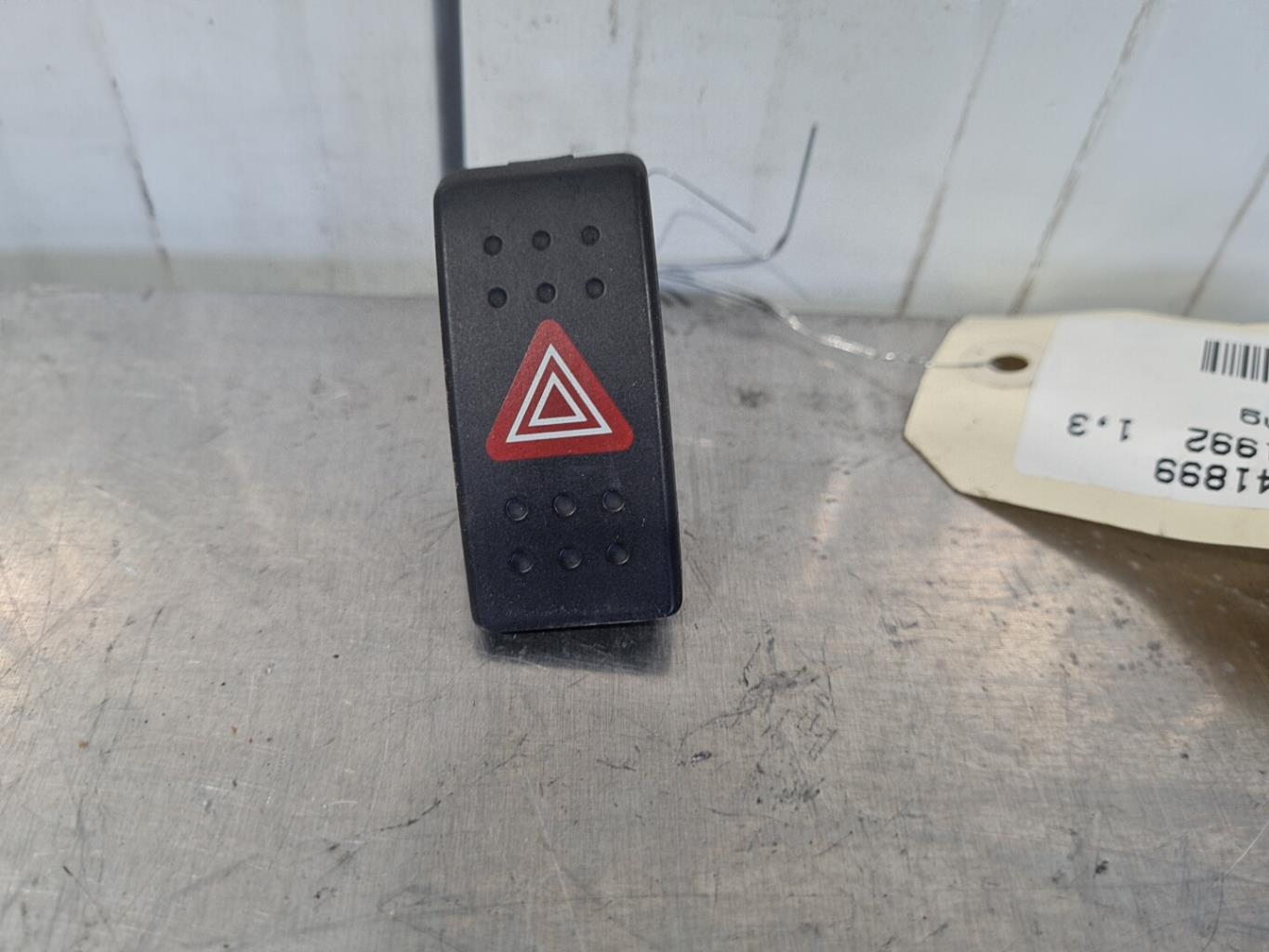 Bouton de warning SUZUKI SWIFT 3 Essence - 1
