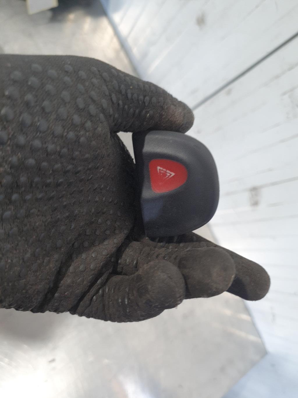 Bouton de warning RENAULT MEGANE 1 PHASE 2 COUPE Essence - 1