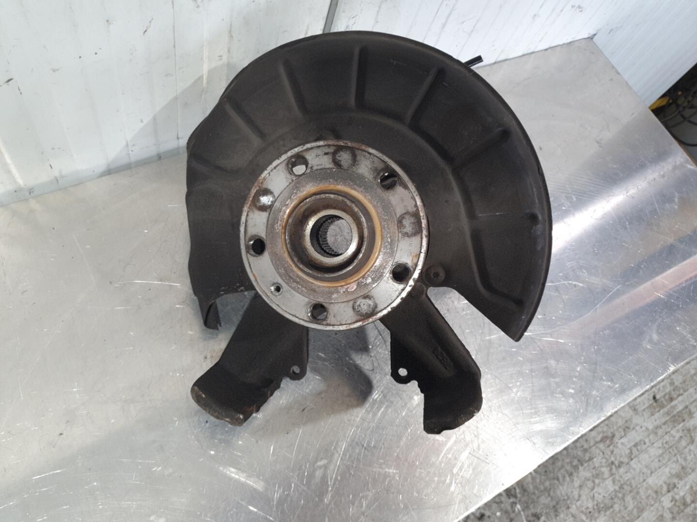 Fusee avant droit VOLKSWAGEN GOLF 5 Diesel - 1